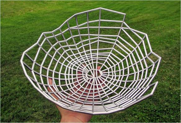 Cage métallique design en forme de toile d'araignée