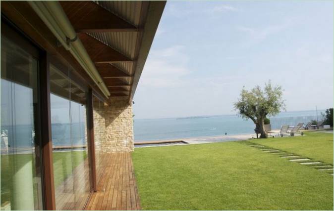 La cour de la charmante villa de Manerba del Garda en Italie