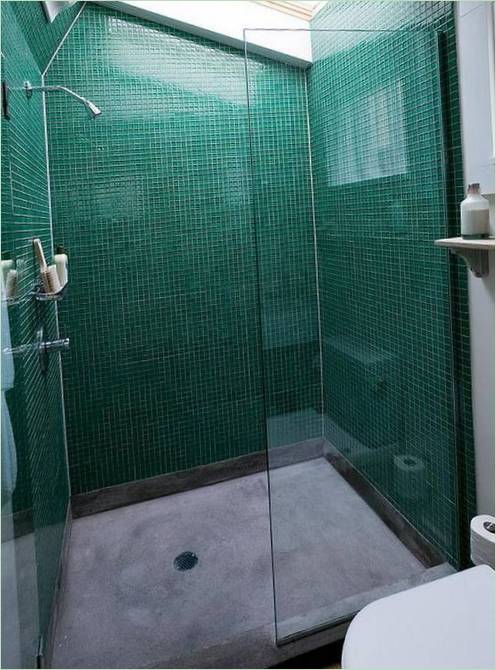 Maison d'hôtes : mosaïque turquoise brillante dans la salle de bains