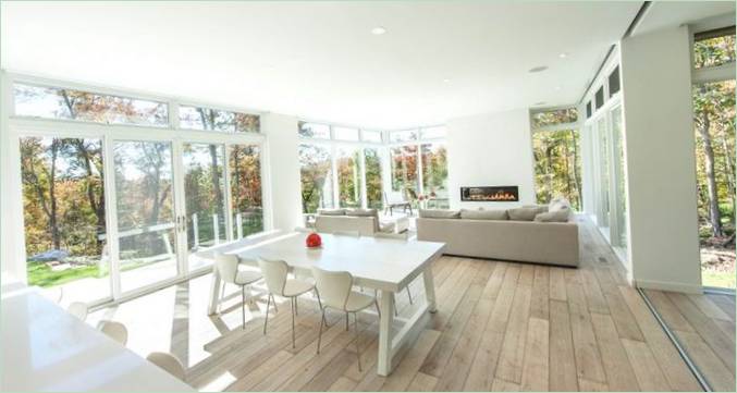 L'intérieur du salon d'une maison des collines de la Gatineau au Canada