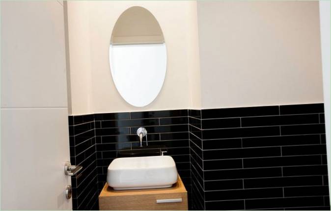 Carreaux sombres et brillants dans l'intérieur d'une salle de bains
