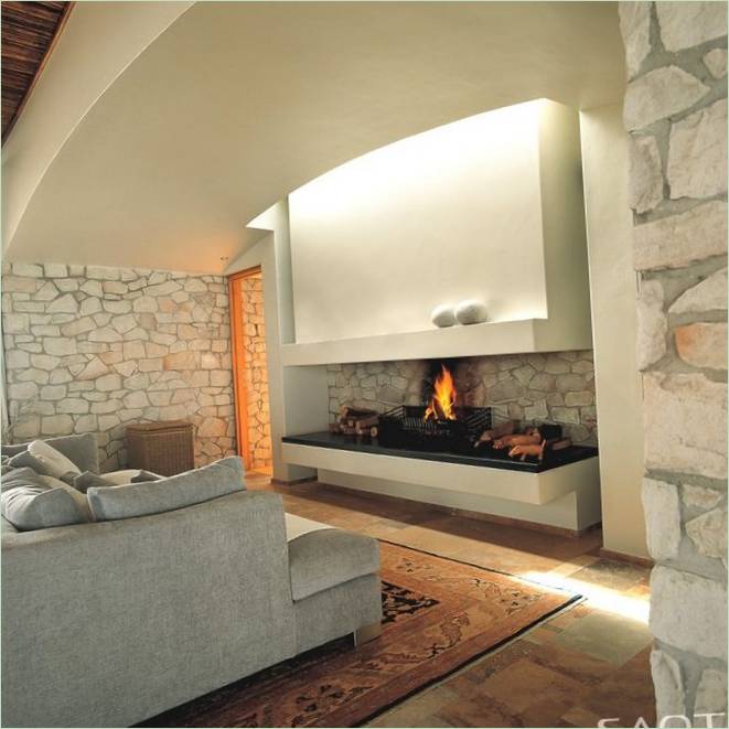Cheminée dans le salon intérieur