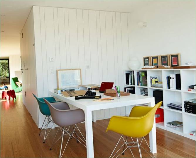 Chaises colorées dans un bureau à domicile