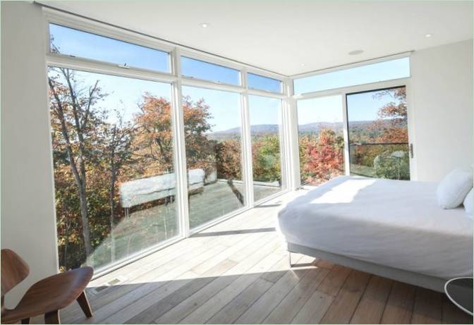 Intérieur de la chambre à coucher d'une maison de Gatineau Hills au Canada