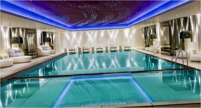Une piscine intérieure enchanteresse dont le plafond évoque les aurores boréales dans le ciel