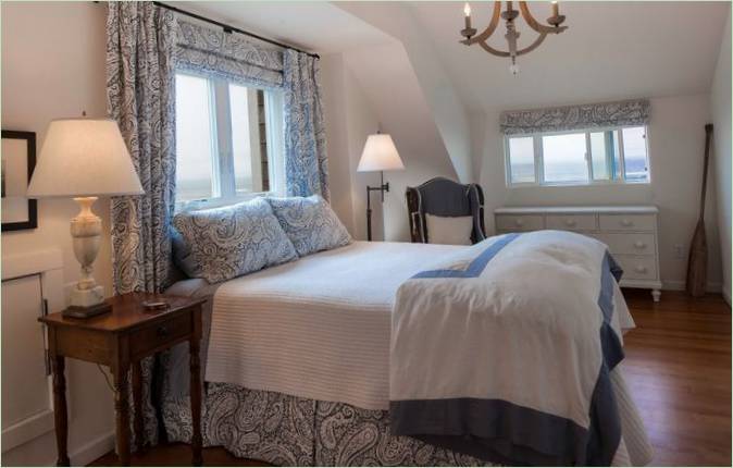 Chambre calme, blanche et bleue