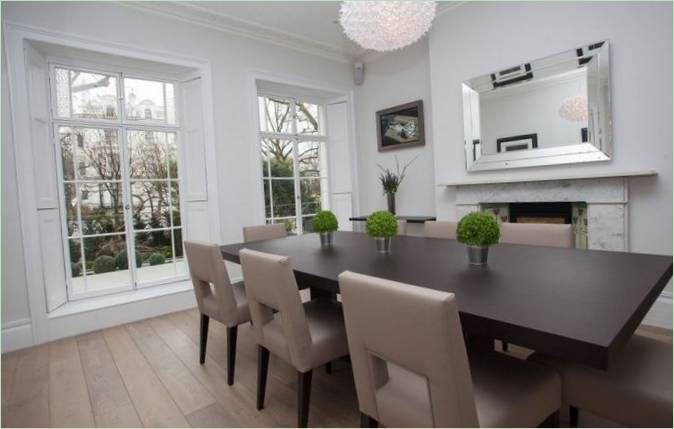 Salle à manger de la maison Holland Park en Angleterre