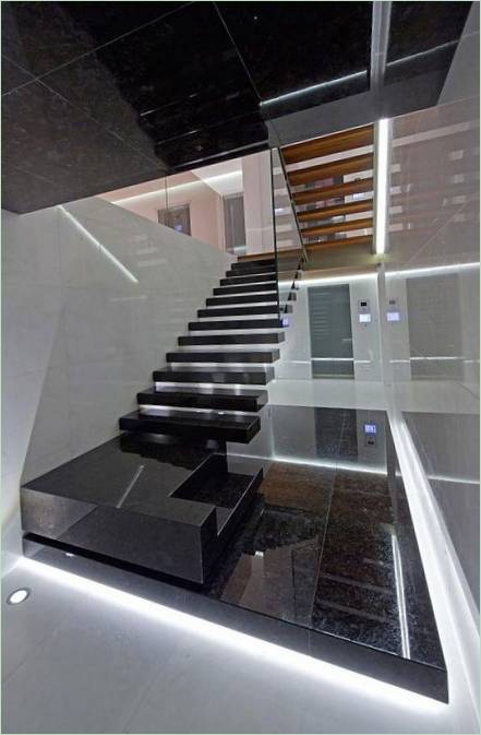 Élégant escalier en marbre à l'intérieur de la Haus Bavaria en Allemagne