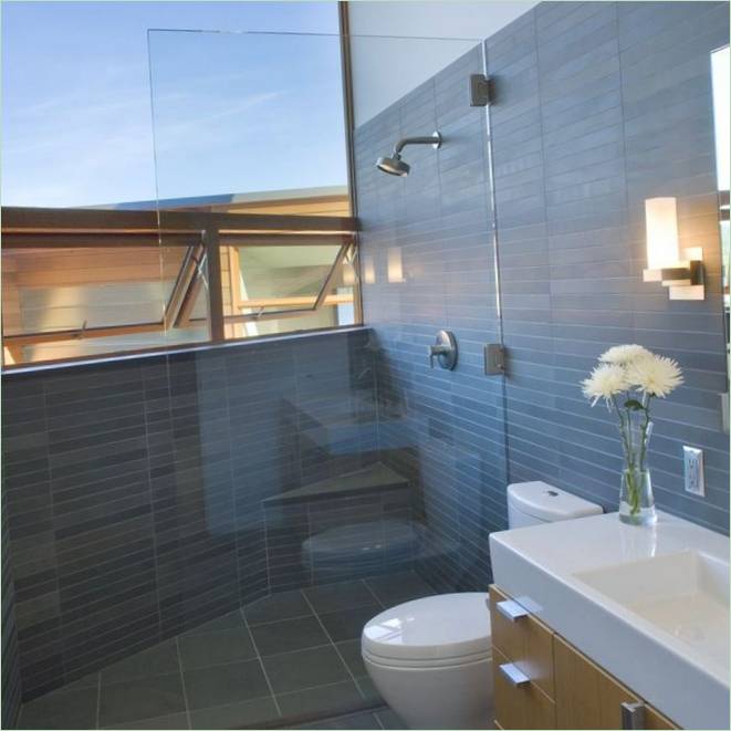 Intérieur d'une douche extérieure à la Cedar Park House à Seattle, WA