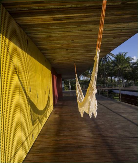 Projet de cascade de la maison Txai : hamac blanc sur la terrasse