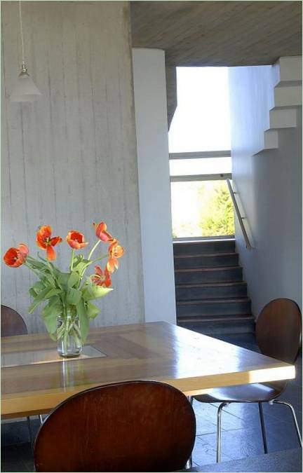 Détails intérieurs : Vase de tulipe sur la table du salon