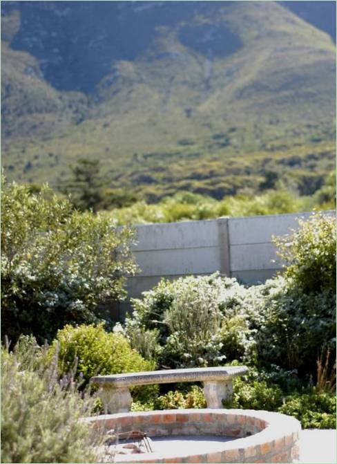 Repos dans le jardin près de la maison sur un site de cheminée