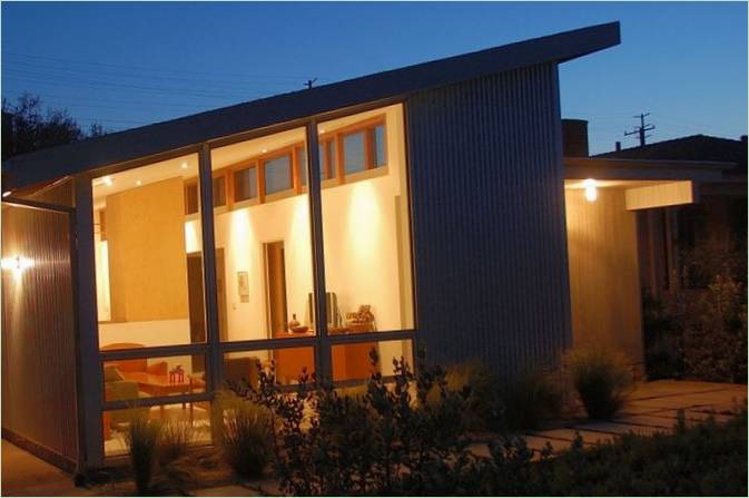 Projet d'une maison de plain-pied avec de grandes fenêtres : vue de nuit Projet de maison de plain-pied avec de grandes fenêtres : vue de nuit