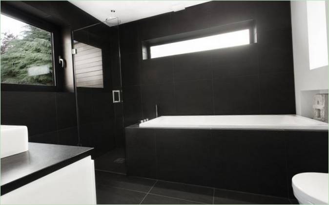 Grands carreaux noirs dans une salle de bains intérieure