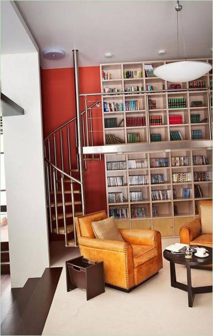 L'escalier en acier menant au deuxième niveau de la bibliothèque dans la maison de Ruben Dishdishyan