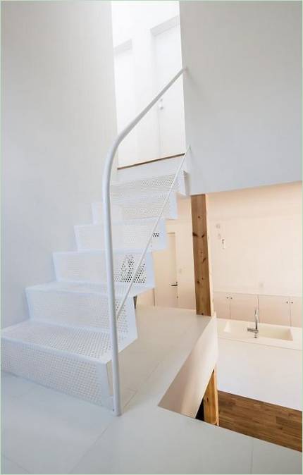 Escalier blanc menant au premier étage