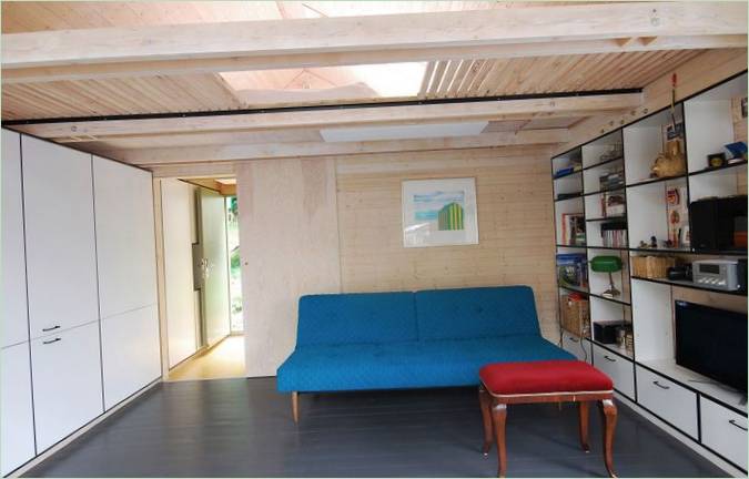 Salon avec murs et plafond en bois