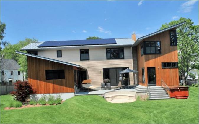 Maison avec panneaux solaires installés