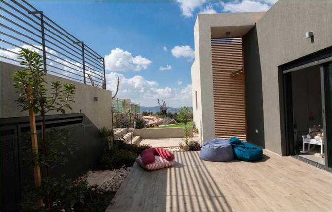 Chaises en sac de couleurs vives sur un patio