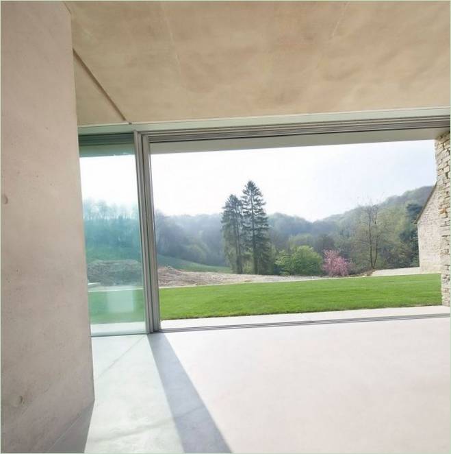 Une porte vitrée coulissante donnant sur le patio d'une maison individuelle en Angleterre
