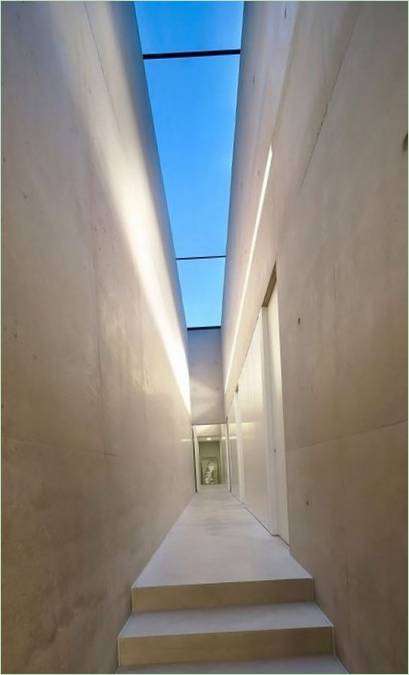 Le long couloir d'une maison privée en Angleterre