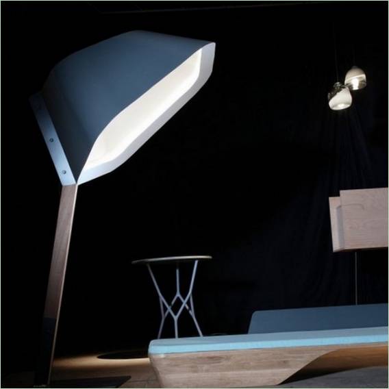 Composition d'objets du quotidien : lampe de table, luminaires suspendus, table ajourée, lit de repos et bureau en bois