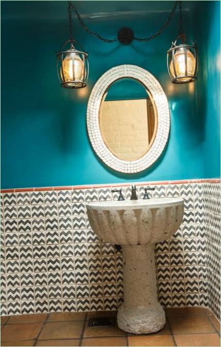 Salle de bains carrelée d'ornements mexicains