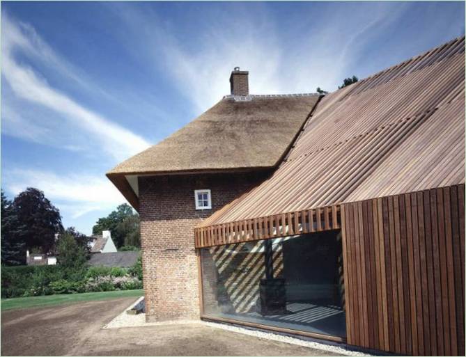 Fenêtre grande ouverte d'une maison d'habitation