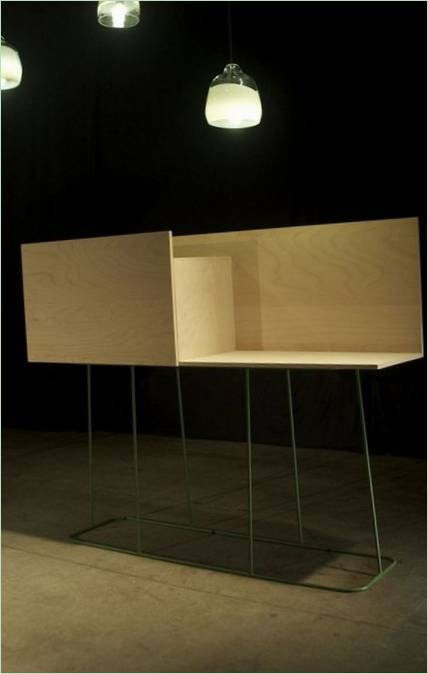 Une composition d'objets du quotidien : des lampes suspendues et une table en bois sur pieds en métal