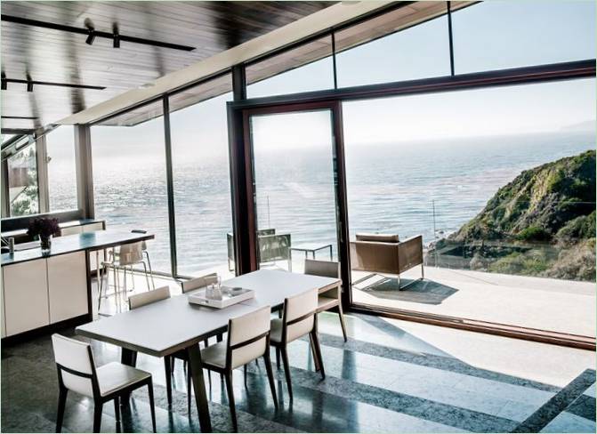 Coin repas et cuisine avec vue sur l'océan