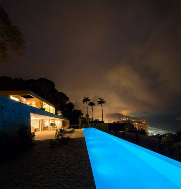 Vue d'un penthouse la nuit à Rio de Janeiro