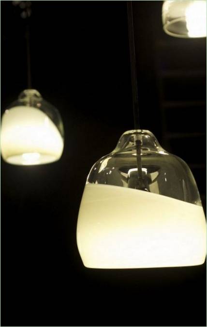 Composition d'objets du quotidien : lampes suspendues