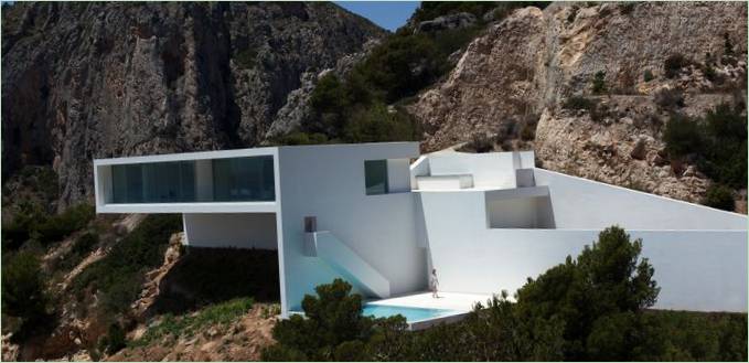Maison insolite sur une falaise en Espagne