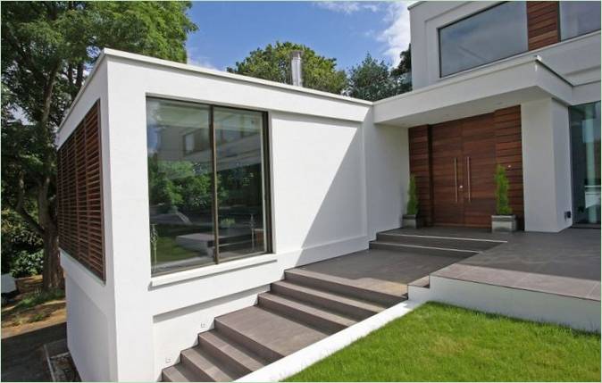 L'entrée principale de la maison Oxted en Angleterre