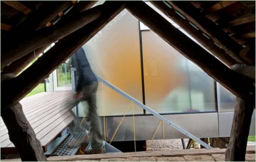 Escalier entre deux niveaux dans une villa de l'Hélice Z