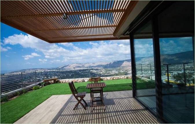 Terrasse de la résidence Kurland avec auvent en bois