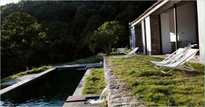 Zone de loisirs au bord de la piscine