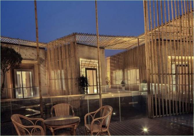 Maison moderne avec cour en bambou