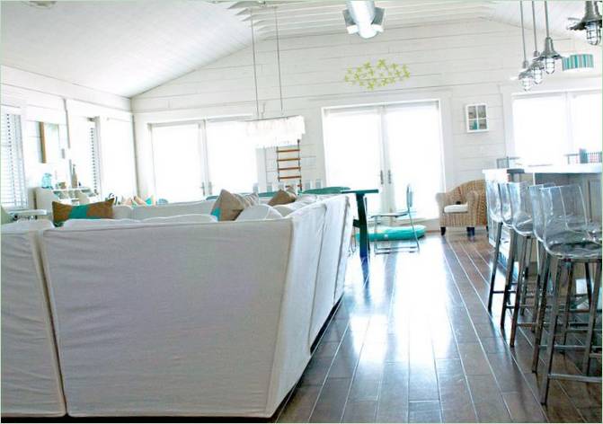 Aménagement intérieur d'un appartement de style plage