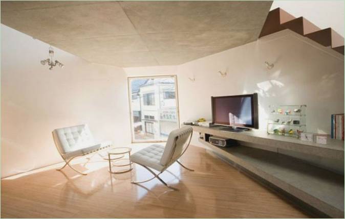 Aménagement créatif de la salle de séjour d'une petite maison par Yasuhiro Yamashita à Tokyo