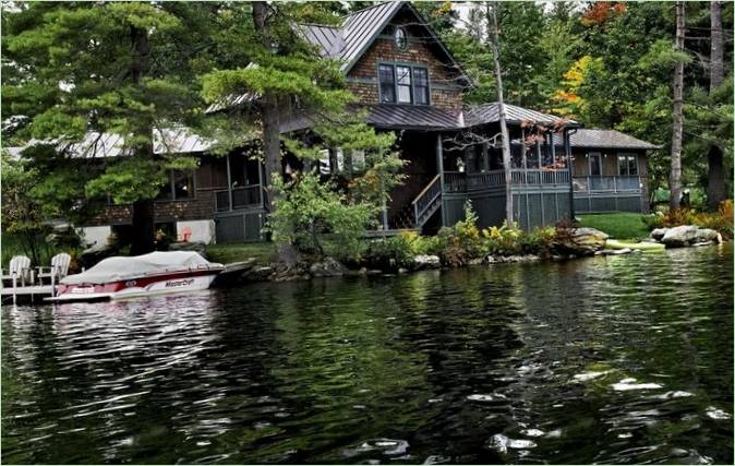 Aménagement paysager d'une maison sur un lac