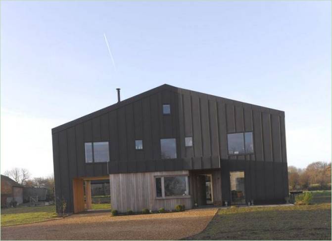 Façade sombre d'une maison individuelle en Angleterre