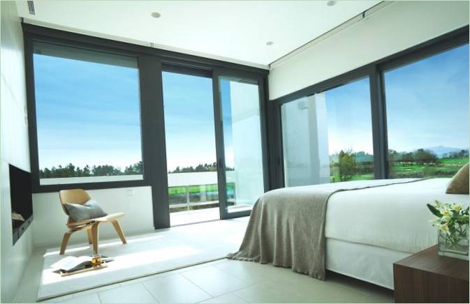 Aménagement d'une chambre à coucher avec fenêtres panoramiques