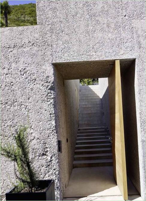 Les murs en béton d'une maison inhabituelle à Brissago, en Suisse