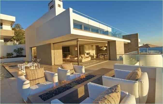 Cheminée sur la terrasse de la piscine