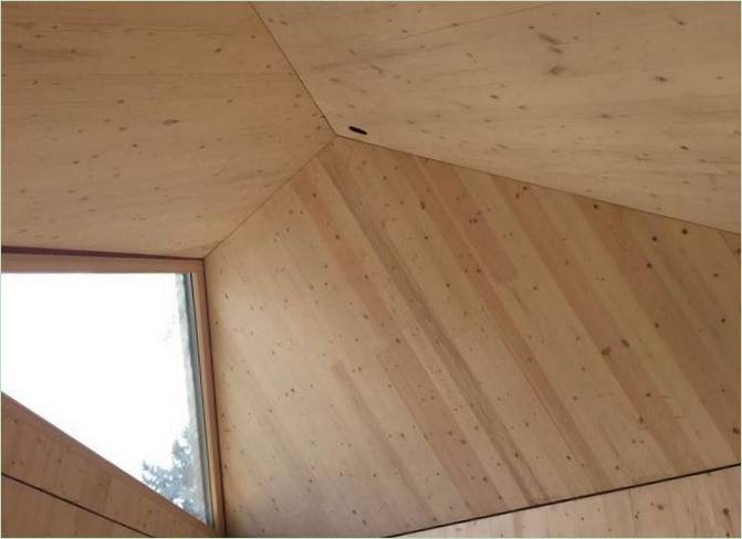 Structure trapézoïdale dans une maison écologique