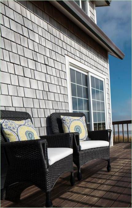 Chaises en osier sur la terrasse