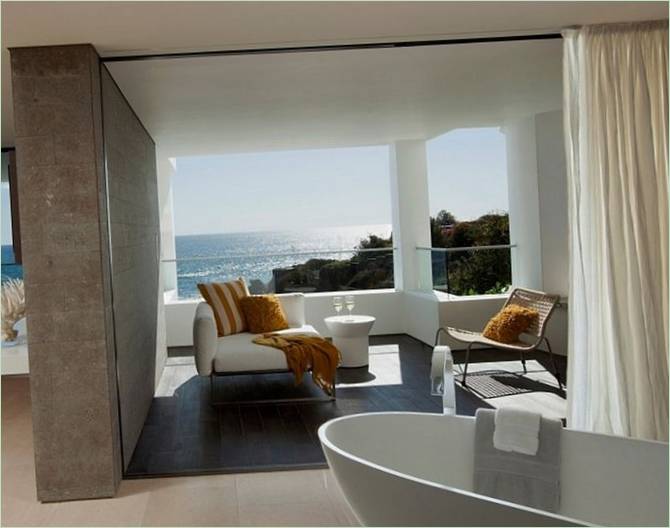 Intérieur de la salle de bain d'une villa de luxe en Californie