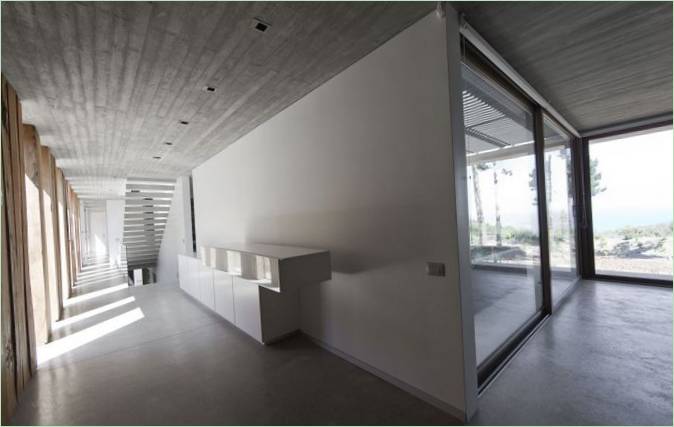 Intérieur de la maison exclusive Aguas Claras de Ramon Coz + Benjamin Ortiz avec vue sur la mer