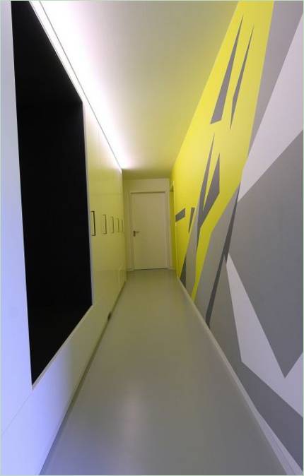 Un couloir décoré de manière colorée dans le K2 par Pauliny Hovorka Architekti